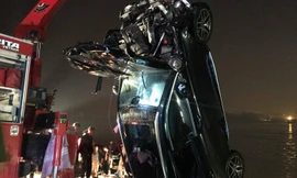 Xe Mercedes lao xuống sông Hồng, 2 người chết: Cửa sổ trời của xe mở