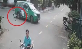 Lùi xe thiếu quan sát, suýt chèn trúng người cậu bé