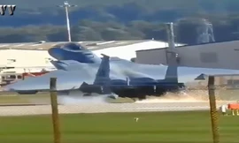 Cú hạ cánh khẩn cấp “tóe lửa” của chiến đấu cơ F-15