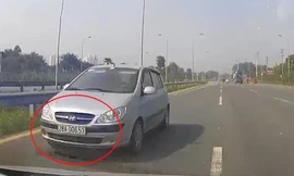 Ô tô đi ngược chiều ‘ép’ xe khác nhường đường trên Đại lộ Thăng Long