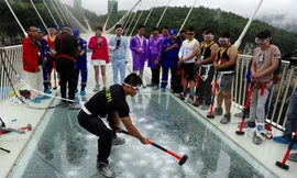 Dùng búa tạ đập cầu kính rồi giẫm nhảy để kiểm tra độ cứng