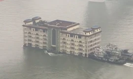 Nhà hàng 5 tầng ở Trung Quốc trôi lững lờ trên sông gây choáng