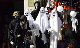 Phố cổ Hà Nội rùng rợn dịp Halloween, du khách nước ngoài thích thú