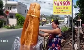 Bánh mỳ khổng lồ dài 1m ở An Giang khiến thế giới sửng sốt