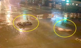 Xe máy tông thẳng vào rào chắn tàu hỏa, văng hàng chục mét trên đường