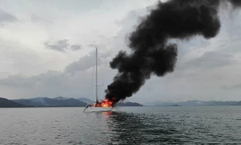 Du thuyền hạng sang bị sét đánh trúng, bốc cháy dữ dội giữa biển