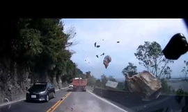 Tài xế 'đứng tim' khi tảng đá to trên núi rơi ngay đầu xe