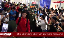 Biển người đội mưa lạnh đón đội tuyển Việt Nam trở về trong đêm