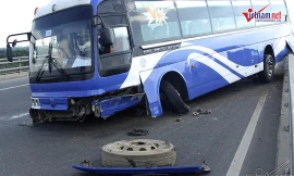 Xe khách 'làm xiếc' trên cầu Nhật Tân, nhiều người khổ sở ra sân bay