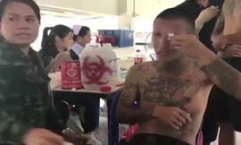 Thanh niên xăm trổ liên tục lấy giấy lau nước mắt khi tiêm