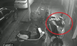 Bẻ khóa bất thành, trộm nhấc bổng xe máy bê đi