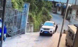 Quên kéo phanh tay, ô tô trôi dốc gây tai nạn nghiêm trọng