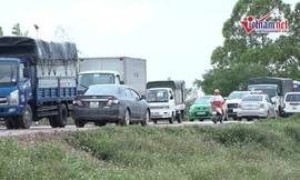 7000 lượt xe né trạm BOT, rầm rập cày nát đê sông Đuống