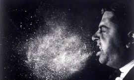 Mỗi khi hắt hơi, vi khuẩn phát tán lây bệnh nhanh khủng khiếp