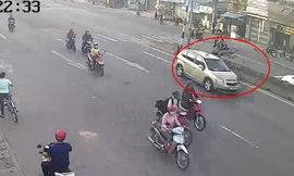 Sang đường ngược chiều ở ‘ngã 3 tử thần’, xe máy bị ô tô húc bay xa