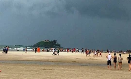 Nghe điện thoại dưới trời mưa dông, bị sét đánh chết thương tâm