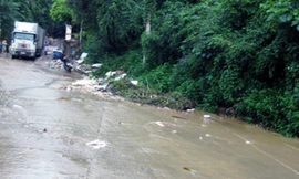 Chất thải từ bên kia biên giới đổ về Cốc Nam Ảnh: Duy Chiến