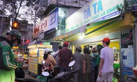 Người dân TPHCM xếp hàng đi mua gà cúng lúc tờ mờ sáng mùng 3 Tết