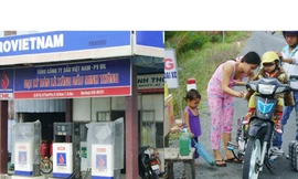 Cửa hàng đóng cửa, xăng lẻ ra đường