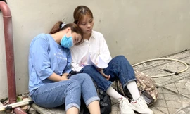 Phụ huynh học sinh vạ vật xuyên đêm chờ nộp hồ sơ xét tuyển bổ sung tại trường ĐH Thăng Long đêm 5/10, ngày 6/10