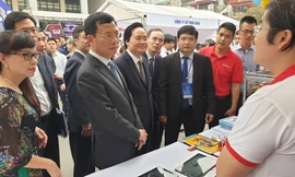 Hai Bộ trưởng thăm gian trưng bày triển lãm tại buổi tọa đàm