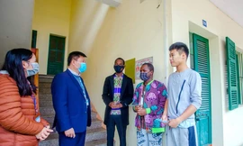 Lưu học sinh nước ngoài tại ĐH Thái Nguyên đang được hướng dẫn công tác phòng chống dịch khi ở lại KTX của trường 