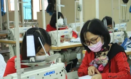 Sản xuất khẩu trang của trường ĐH Sao Đỏ, Hải Dương. Ảnh: ĐH Sao Đỏ