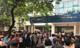 Phụ huynh đưa con đi thi sáng nay tại trường chuyên ngữ