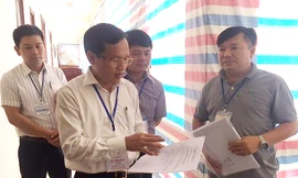 Ông Mai Văn Trinh kiểm tra công tác chấm thi tại Hòa Bình. Ảnh: Nghiêm Huê