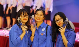 Trường ĐH tặng gần 4000 chai nước thủy tinh cho sinh viên