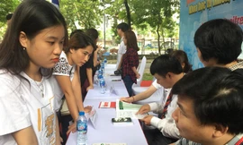 Ông Lê Đình Tùng đang tư vấn cho thí sinh muốn đăng ký xét tuyển vào trường ĐH Y Hà Nội