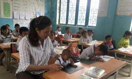 Thầy hiệu trưởng nghẹn ngào tiễn đưa cậu học trò người chim