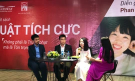 Chị Phan Hồ Điệp (áo trắng) chia sẻ tại buổi tọa đàm