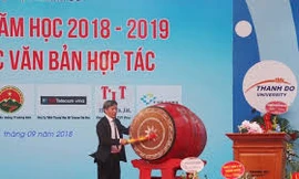 TS. Ngô Xuân Hà, hiệu trưởng nhà trường đánh trống khai giảng năm học mới 2018 - 2019