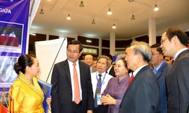 Thứ trưởng Bộ GD&ĐT Nguyễn Xuân Phúc (thứ hai từ trái sang) tham triển lãm giáo dục Việt - Lào 2019