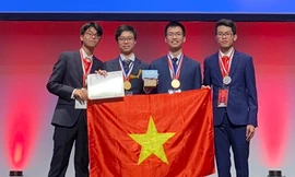 Hai lần liên tục đoạt Huy chương Vàng Olympic quốc tế được tặng Huân chương Lao động 