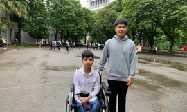 Tranh thủ thời gian, sáng nay, Ngô Văn Hiếu đến trường Đại học Bách khoa Hà Nội dự khai giảng năm học mới cùng Nguyễn Tất Minh. Ảnh N.H