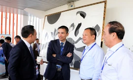 PGS.TS Trần Quang Vinh trao đổi với các đại biểu tại Hội nghị