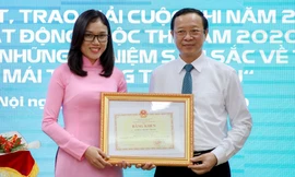 Thứ trưởng Bộ GD&ĐT Phạm Ngọc Thưởng trao giải nhất cho cô Lường Thị Thu Trang