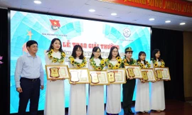 Phương Anh (đứng thứ 3 từ trái sang) trong lễ nhận phần thưởng