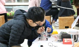 Các em nhỏ say mê với những thí nghiệm của mình