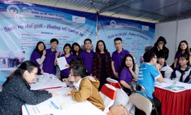 Thí sinh tham khảo ý kiến tại các gian hàng của các khoa