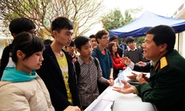 Đại tá Vũ Xuân Tiến, Ban Tuyển sinh quân sự Bộ Quốc phòng đang tư vấn cho thí sinh có nguyện vọng dự thi vào trường quân đội