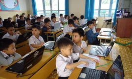 học sinh đang tham gia Violympic