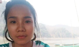 Li Navalath đang ở trên thuyền giữa sông Mê Kông tìm sóng wifi để học bài