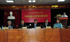 Các diễn giả tại buổi giao lưu