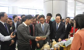 Tham quan gian hàng khởi nghiệp của học sinh, sinh viên