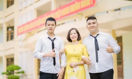 Lê Việt Hoàng (bên trái) cùng cô giáo chủ nhiệm. Ảnh: Dân trí