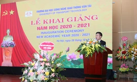 Lễ khai giảng năm học mới và ủng hộ đồng bào miền Trung của tân sinh viên 