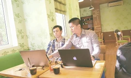 Sinh viên và Mentor trao đổi học thuật